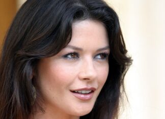 Catherine Zeta Jones has dark hair and warm brown eyes in this portrait, HD Desktop Wallpaper