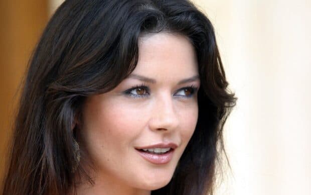Catherine Zeta Jones has dark hair and warm brown eyes in this portrait, HD Desktop Wallpaper