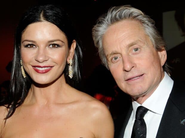 Catherine Zeta Jones with Michael Douglas posing together at an event, HD Desktop Wallpaper