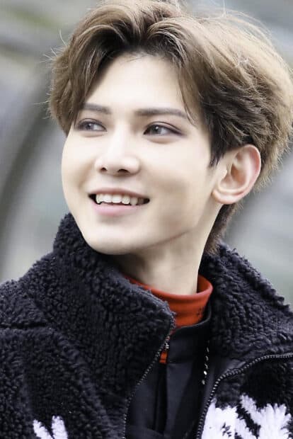 A close up of Kang Yeo Sang smiling brightly in a black jacket with a red collar, HD Mobile Wallpaper