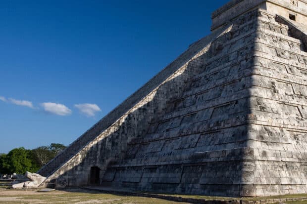 The ancient pyramid at Chichen Itza stands against a clear blue sky, HD Desktop Wallpaper