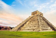 Chichen Itza showcases an ancient pyramid with a cloudy sky, HD Desktop Wallpaper