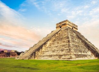 Chichen Itza showcases an ancient pyramid with a cloudy sky, HD Desktop Wallpaper