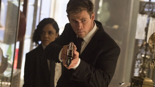 Chris Hemsworth is aiming a gun with determination in the Men In Black scene, HD Desktop Wallpaper