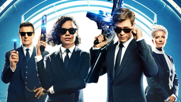 Chris Hemsworth and the Men In Black team pose with futuristic weapons, 4K Desktop Wallpaper