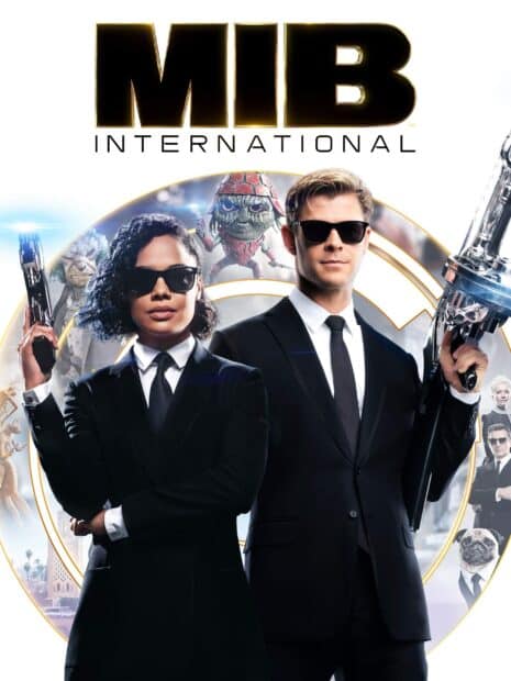 Chris Hemsworth in Men In Black stands confidently with a partner holding futuristic weapons, 2K Desktop Wallpaper