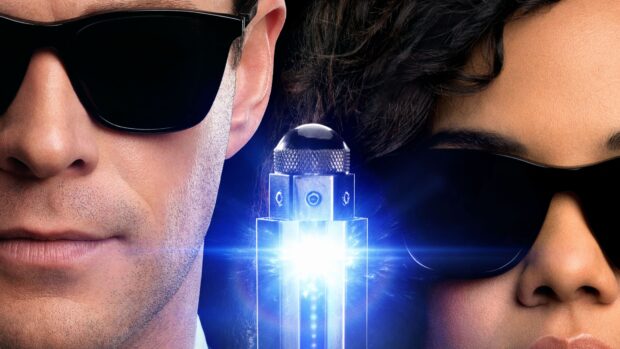 Chris Hemsworth wearing sunglasses with a glowing device between two agents from Men In Black, 4K Desktop Wallpaper