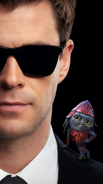 Chris Hemsworth wears sunglasses with a tiny alien on his shoulder in Men In Black, 4K Phone Wallpaper