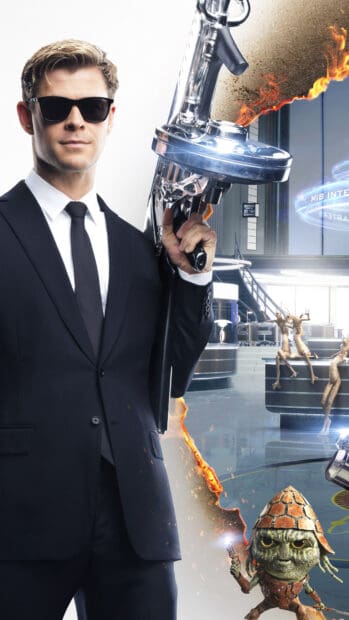 Chris Hemsworth wearing sunglasses and holding a futuristic weapon in Men in Black setting, 4K Mobile Wallpaper