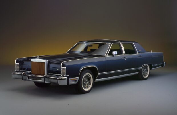 A dark blue classic Lincoln car is parked against a neutral backdrop, 2K Desktop Wallpaper