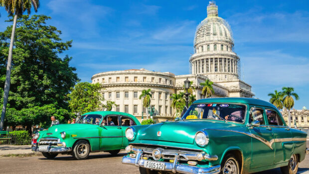 Classic cars drive past historic buildings in Havana Cuba, HD Desktop Wallpaper