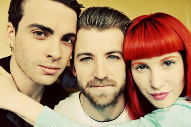 The Paramore band members embrace closely in this image, HD Desktop Wallpaper