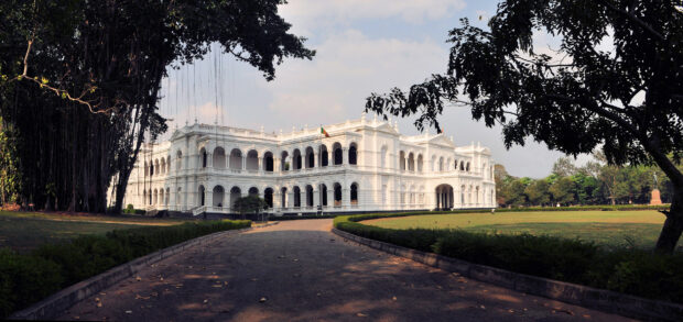 A colonial mansion surrounded by trees and a garden in Colombo Sri Lanka illustrates historic architecture, HD Desktop Wallpaper