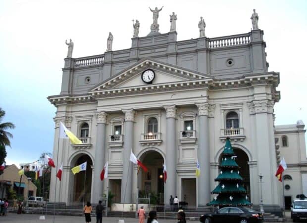 The colonial style building with statues and flags is located in Colombo Sri Lanka, HD Desktop Wallpaper