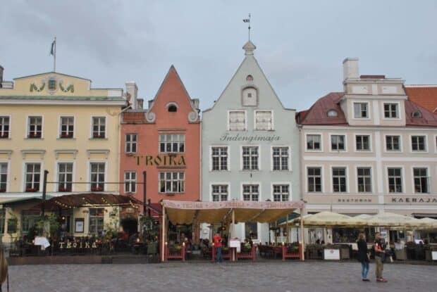 People walking near Estonia buildings, HD Desktop Wallpaper