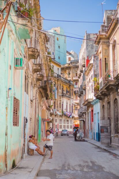 People chatting on a street lined with colorful old buildings in Havana Cuba, HD Mobile Wallpaper