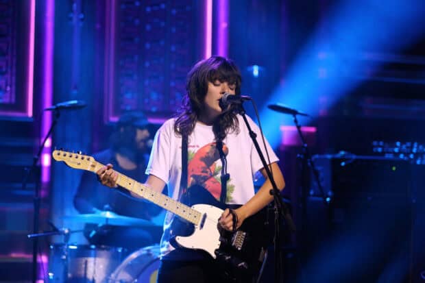 Courtney Barnett is singing and playing electric guitar during a concert, 2K Desktop Wallpaper