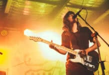 Courtney Barnett performs live playing her guitar, HD Desktop Wallpaper