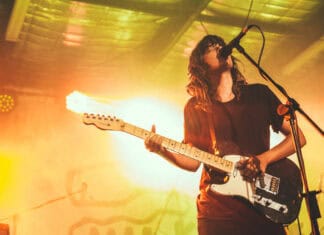 Courtney Barnett performs live playing her guitar, HD Desktop Wallpaper