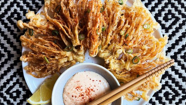 Crispy enoki mushrooms are served with a spicy dipping sauce and garnished with green onions, HD Desktop Wallpaper