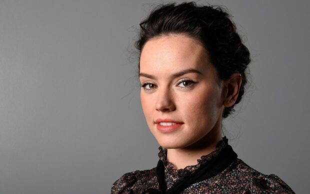 Daisy Ridley looks confidently at the camera with a soft smile, HD Desktop Wallpaper
