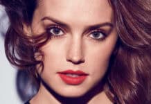 Daisy Ridley looks directly at the camera with red lipstick, 2K Desktop Wallpaper