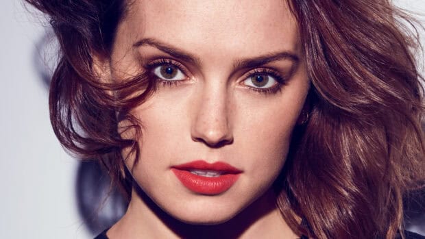 Daisy Ridley looks directly at the camera with red lipstick, 2K Desktop Wallpaper