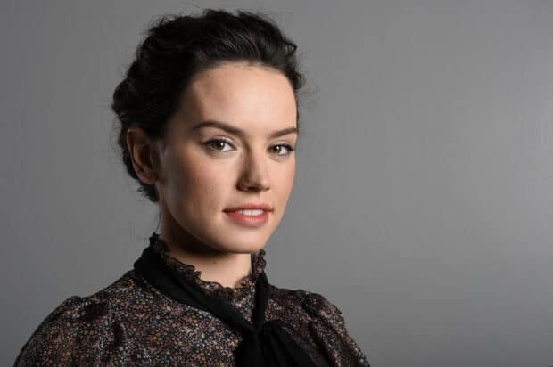 Daisy Ridley wallpapers showing a close up of her face with a calm expression, 2K Desktop Wallpaper