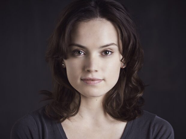 Daisy Ridley looks calmly into the camera in a close up portrait, HD Desktop Wallpaper