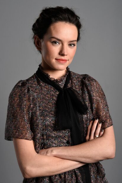 Daisy Ridley is standing with her arms crossed wearing a floral dress and black necktie, HD Desktop Wallpaper