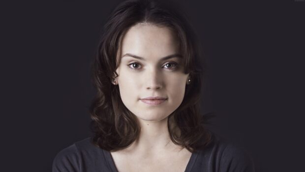 Daisy Ridley is looking straight at the camera with a calm expression, 2K Desktop Wallpaper