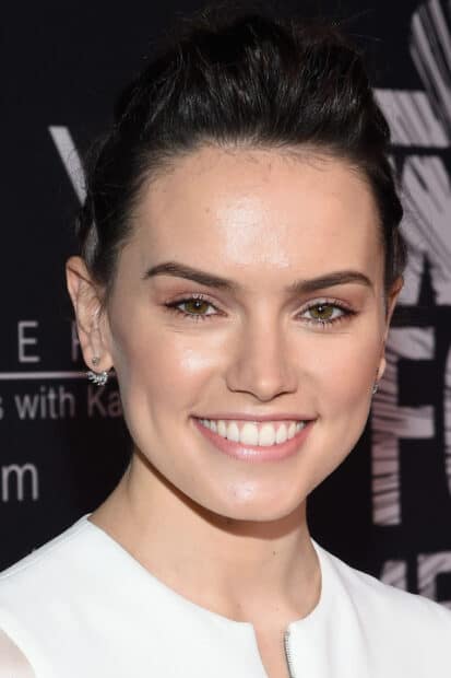 Daisy Ridley smiling at an event with a white outfit, 2K Mobile Wallpaper