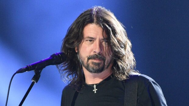 Dave Grohl performing on stage with his guitar and microphone, HD Desktop Wallpaper