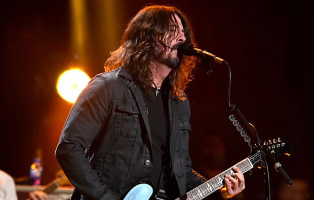 Dave Grohl is singing and playing guitar during a live concert, HD Desktop Wallpaper