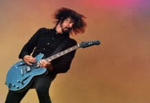Dave Grohl playing electric guitar on stage during a concert, HD Desktop Wallpaper