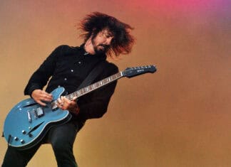 Dave Grohl playing electric guitar on stage during a concert, HD Desktop Wallpaper