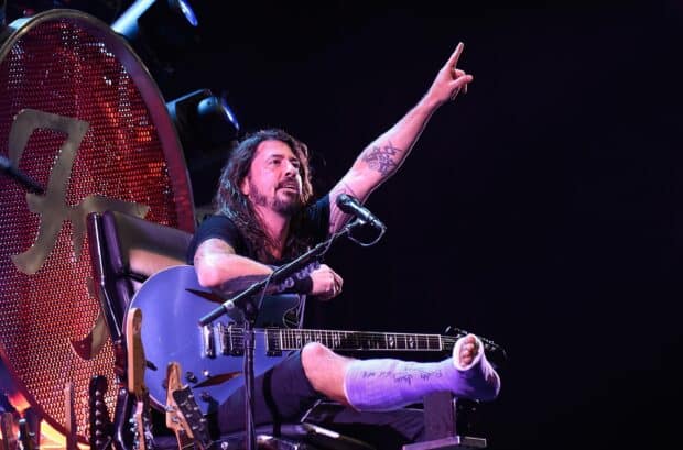 Dave Grohl is performing live with his guitar and cast on his leg, 2K Desktop Wallpaper