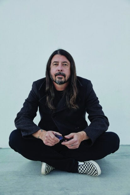Dave Grohl is sitting on the floor wearing checkered shoes and holding sunglasses, HD Phone Wallpaper