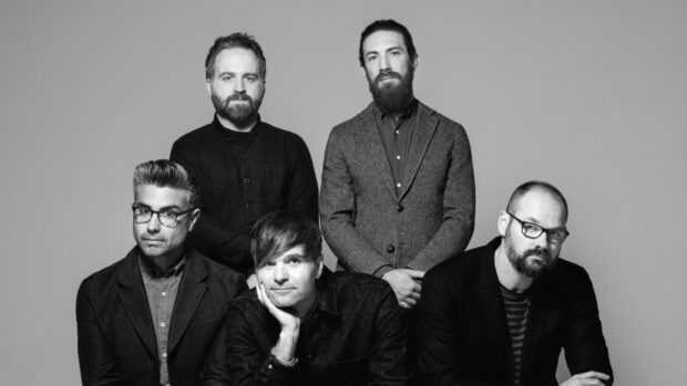 The Death Cab For Cutie band poses together in a black and white portrait, 2K Desktop Wallpaper