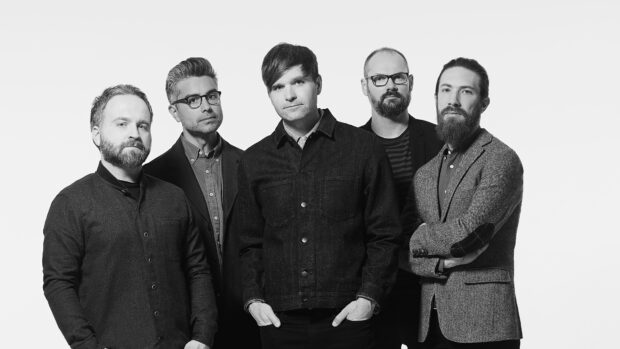 The members of Death Cab For Cutie stand together in a black and white photo, 4K Desktop Wallpaper