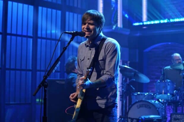 The Death Cab For Cutie band member is playing guitar and singing on stage, 2K Desktop Wallpaper