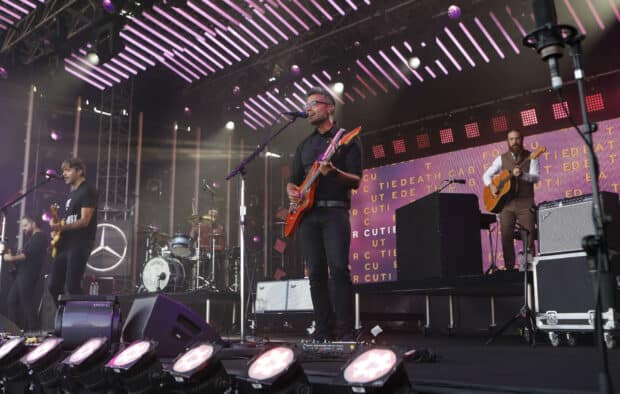 Death Cab For Cutie band members playing guitars on stage, HD Desktop Wallpaper