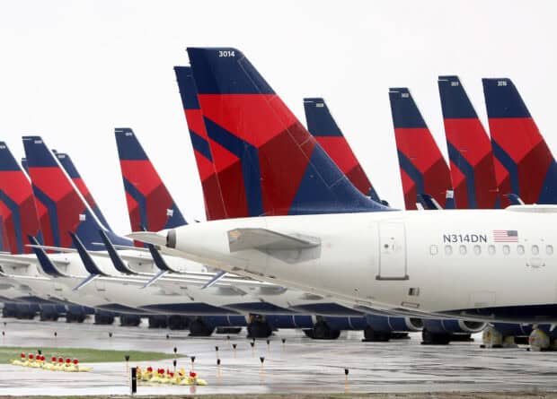 Airplanes lined up with Delta Air Lines branding on runway, HD Desktop Wallpaper