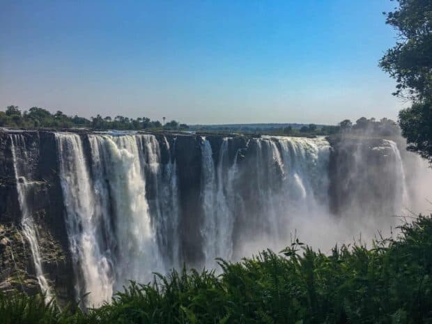 A stunning waterfall at Devils Pool Zambia with clear blue sky, HD Desktop Wallpaper