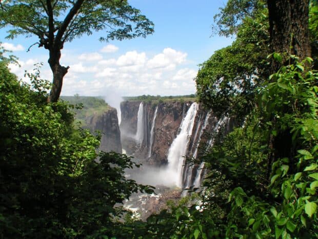 A stunning view of Devils Pool Zambia surrounded by lush greenery and cascading water, HD Desktop Wallpaper