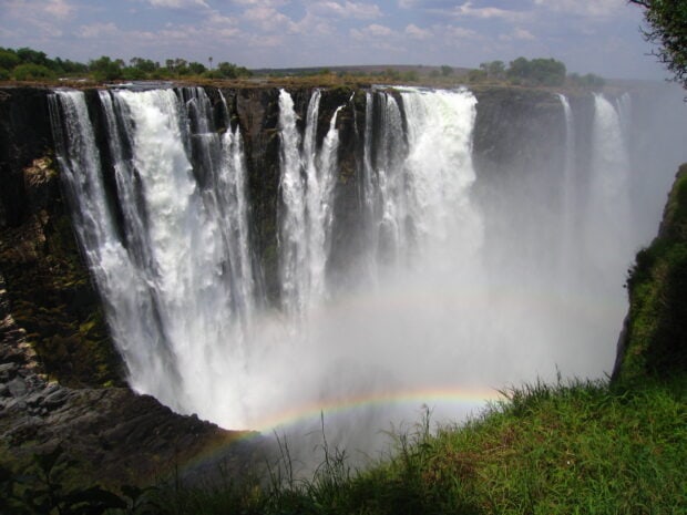 The Devils Pool in Zambia shows a spectacular waterfall with a rainbow, 2K Desktop Wallpaper