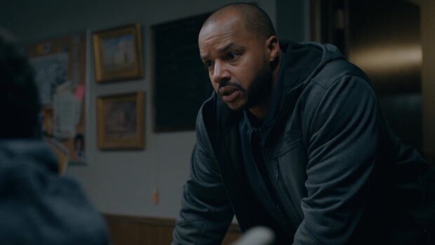 Donald Faison shown leaning forward and speaking with intensity, HD Desktop Wallpaper