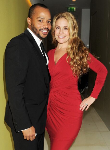 Donald Faison smiling with a woman standing indoors wearing formal clothes, HD Desktop Wallpaper