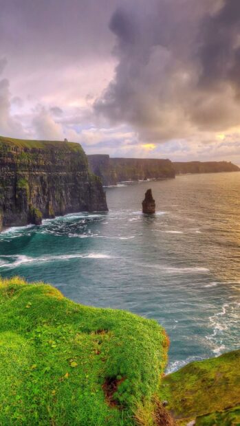 The Aran Islands show dramatic cliffs and vibrant green grass under a cloudy sky, HD Phone Wallpaper