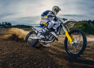 A rider on an enduro motorbike kicks up dirt as they navigate the trail, HD Desktop Wallpaper